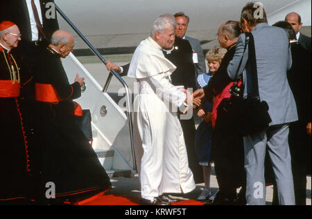 Les représentants de l'Église catholique romaine Le Pape Jean Paul II salue comme il arrive au Texas, l'un des neuf points d'arrêt prévue pour son nous rendre visite. Au cours de la visite du pape, véhicule de transport et de sécurité seront fournis sous volant Silver, une commande de transport aérien militaire mixte/Secret opération de service. Banque D'Images