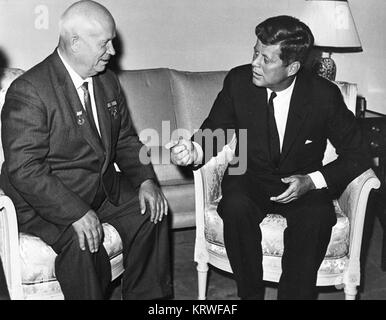 03 juin 1961 Le président Kennedy rencontre le président Khrouchtchev, lors de la résidence de l'ambassade des États-Unis, Vienne. Banque D'Images