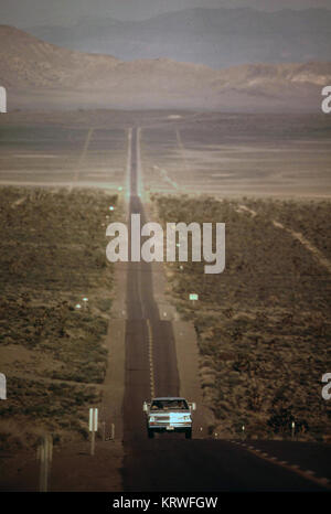 Camionnette sur l'autoroute déserte dans le désert du Nevada en 1972 Banque D'Images