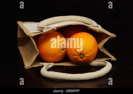 oranges dans un sac à provisions Banque D'Images