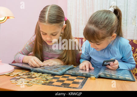 Deux enfants l'étude des crédits de l'album Banque D'Images