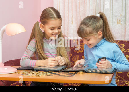 Deux enfants album leaf pour collectionner les pièces Banque D'Images