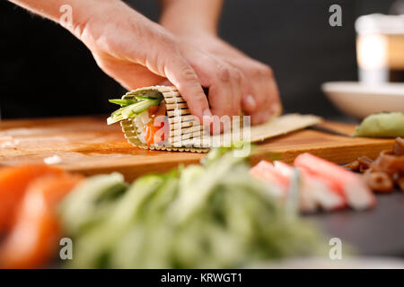 Przygotowywanie sushi. Bambusowa przygotowywanie Mata, sushi Banque D'Images