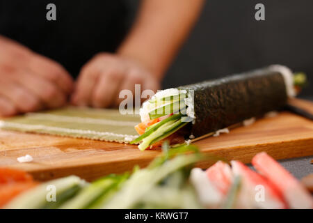 Przygotowywanie sushi. Bambusowa przygotowywanie Mata, sushi Banque D'Images