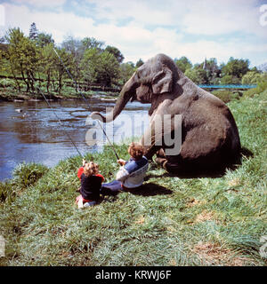 Deux enfants pêcher avec un éléphant sur la rivière, Angleterre, Grande-Bretagne Banque D'Images