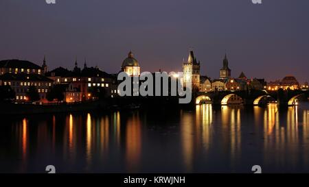 Ville de Prague avec le pont Charles, la nuit Banque D'Images