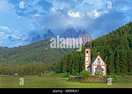 Eglise de Saint Johann in Geislerspitzen en arrière-plan, Saintes, Villnößtal, Tyrol du Sud, Italie Banque D'Images