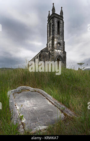 Vieille église pourri avec tombstone en arrière-plan, Dunlewy, comté de Donegal, Irlande Banque D'Images