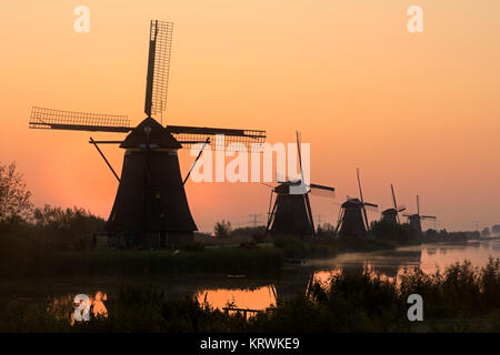 Les moulins à vent historiques au lever du Soleil Site du patrimoine mondial de l'UNESCO, Kinderdijk, province de Hollande du Sud, Pays-Bas Banque D'Images