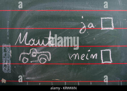 tableau noir de l'école avec dessin de voiture et péage Banque D'Images