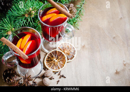 Vin chaud de Noël et épices sur fond de bois. Banque D'Images