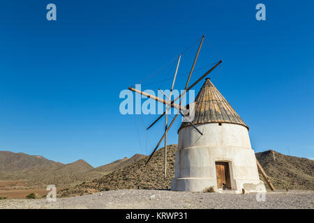 Moulin blanc traditionnel à San Jose. Parc naturel de Cabo de Gata. L'Espagne. Banque D'Images