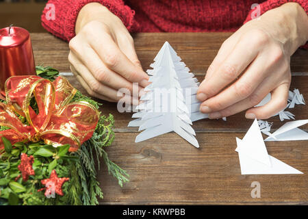 Femelle est montrant l'arbre de Noël en papier Banque D'Images