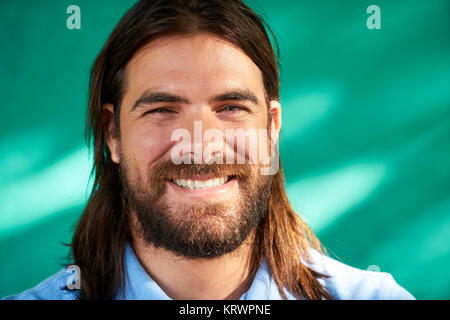 Du vrai peuple cubain et sentiments, portrait of happy young hispanic man avec barbe et cheveux longs à La Havane, Cuba, looking at camera and smiling Banque D'Images