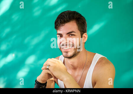 Portrait Jeune homme hispanique avec Barbe, Smiling Banque D'Images