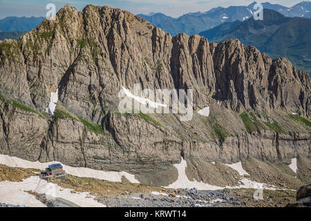 Cirque de Gavarnie, avec les chutes de Gavarnie vue depuis le col de Sarradets, Pyrénées françaises Banque D'Images