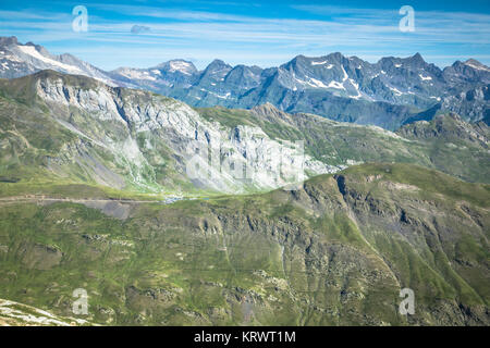 Cirque de Gavarnie, avec les chutes de Gavarnie vue depuis le col de Sarradets, Pyrénées françaises Banque D'Images