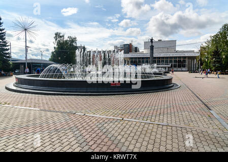 Krasnoyarsk, Russie- 9 Août 2017 : Fontaine sur place près de l'Opéra et Ballet Theatre Banque D'Images