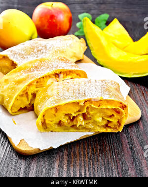 Citrouille Strudel aux pommes et aux raisins sur planche de bois Banque D'Images