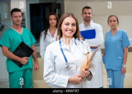 Clinique, profession, les gens, les soins de santé et la médecine concept - happy group de médecins ou des médecins à l'hospital corridor Banque D'Images