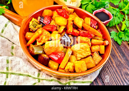 Le rôti avec les légumes et le miel dans la casserole à bord Banque D'Images