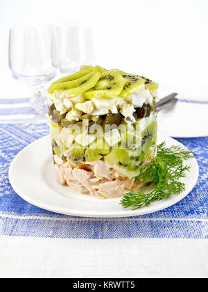 Salade de poulet et kiwi sur nappe bleue Banque D'Images