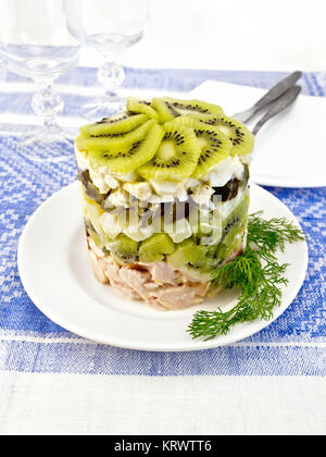 Salade de poulet et kiwi sur cirée Banque D'Images