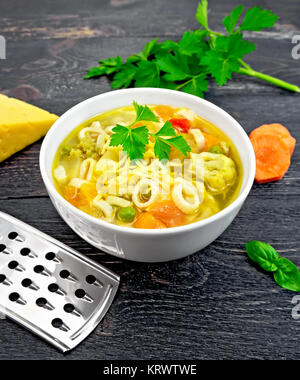 Minestrone soupe dans un bol sur tableau noir Banque D'Images