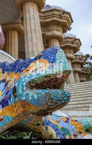 Dragon salamandra de mosaïque de Gaudi dans le parc Guell de Barcelone de l'Espagne, le 15 juillet 2010 Banque D'Images