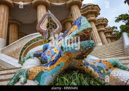 Dragon salamandra de mosaïque de Gaudi dans le parc Guell de Barcelone de l'Espagne, le 15 juillet 2010 Banque D'Images