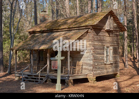 Vintage pioneer log cabin construit dans les années 1830 sur l'affichage dans les jardins de Calloway, Pine Mountain en Géorgie, aux États-Unis. Banque D'Images