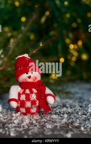 Sur le bonhomme de textiles des surfaces en bois gris y compris la neige, selective focus Banque D'Images