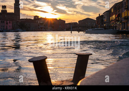 Coucher de soleil sur canal in Venice city Banque D'Images