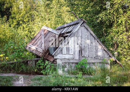 Ancienne en bois avec un toit Banque D'Images