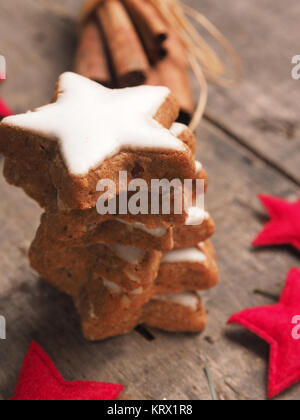 Cannelle empilés étoiles sur une table en bois rustique, selective focus sur le dessus des cookies Banque D'Images