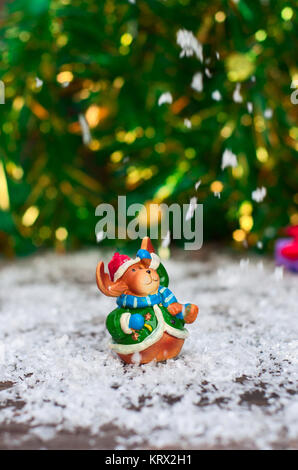 Jouets de Noël en céramique elk en vêtements de fête debout dans la neige Banque D'Images