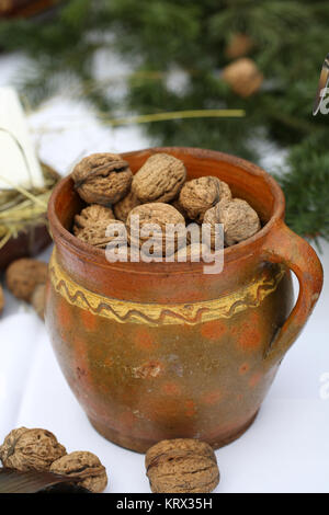 Les noix dans un pot en céramique Banque D'Images