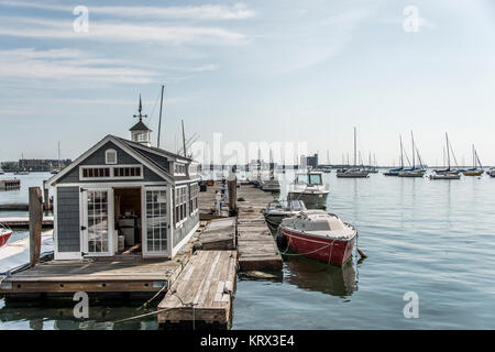 Rangées de bateaux à voile et voiliers ancrés dans le port de Boston. Noms et marques sont revomed. Banque D'Images