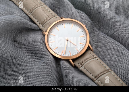 Montre-bracelet sur fond gris tissu en soie Banque D'Images