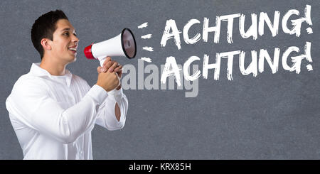 L'annonce d'alerte attention attention info informations concept mégaphone jeune homme Banque D'Images