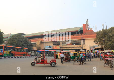 Personnes visitent Kashmere Gate de Metro shopping mall à New Delhi Inde Banque D'Images