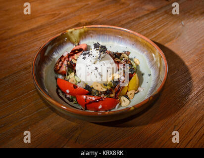 Assiette de fromage Burrata dans un restaurant à Bangkok, Thaïlande Banque D'Images