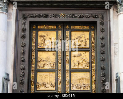 L'extérieur des portes du baptistère de Florence Banque D'Images