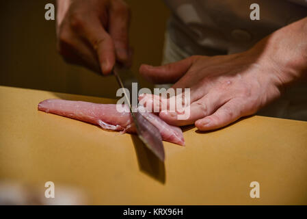 Préparer les coupes de thon à un restaurant de sushi omakase Banque D'Images