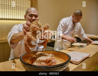 La préparation de crabe à un restaurant de sushi omakase Banque D'Images