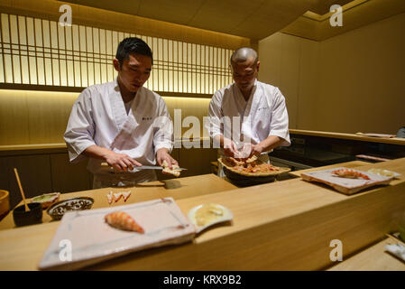 Chef de la préparation de crevettes (EBI) sushi à un restaurant de sushi omakase Banque D'Images