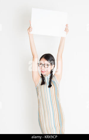 Chinese girl holding white carte papier vierge Banque D'Images