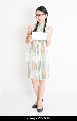 Asian woman holding white carte papier vierge Banque D'Images