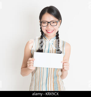 Chinese woman holding white carte papier vierge Banque D'Images