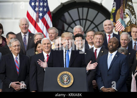 Washington, District de Columbia, Etats-Unis. Déc 20, 2017. Le Président des Etats-Unis, Donald J. Trump parle sur la pelouse Sud de la Maison blanche entourée de United States Vice-président MIKE PENCE et les membres du Congrès républicain après le Congrès des États-Unis a adopté la loi de réforme de l'impôt républicain parrainé, le 'Réductions d'impôt et de la Loi sur l'emploi.' Credit : Alex Edelman/CNP/ZUMA/Alamy Fil Live News Banque D'Images